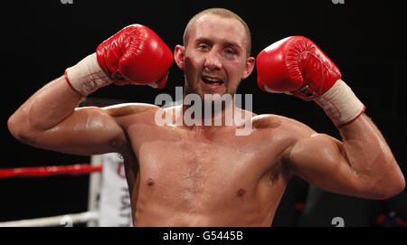 Boxe - Oldham Sports Center.Jon Lewis Dickinson célèbre sa victoire sur Matty Askin lors de leur combat de poids-croisière au Centre sportif d'Oldham. Banque D'Images