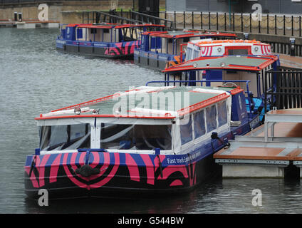 Des barges olympiques amarrés dans le bassin de Limehouse à l'est de Londres aujourd'hui, qui opérera un service de ferry vers le parc olympique depuis Limehouse et Tottenham Hale pendant les Jeux Olympiques de Londres 2012. Banque D'Images