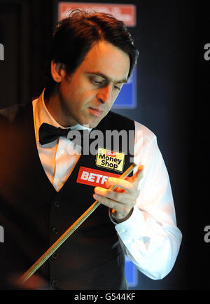 Le Ronnie O'Sullivan, en Angleterre, attend d'entrer dans l'arène pour son premier tour de table lors des Championnats du monde de Snooker Betfred.com au Crucible Theatre, à Sheffield. Banque D'Images