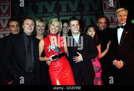 Les acteurs de l'ITV SOAP Coronation Street avec leur prix Best SOAP au TV Quick Awards qui se tient à l'hôtel Dorchester dans le centre de Londres. * de L à R Lee Boardman (Jez Quigley), Steve Arnold (Ashley), Tracy Shaw (Maxine), Jennifer James, Paul Fox (Mark Redman), Sammie Ghadie, John Bowe (Dugie) Paul O'Grady (Lilly Savage) Banque D'Images