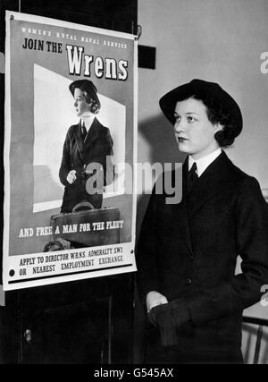 Le Wren (membre du Service naval royal des femmes) qui a été choisi comme modèle approprié pour cette affiche de recrutement. Banque D'Images