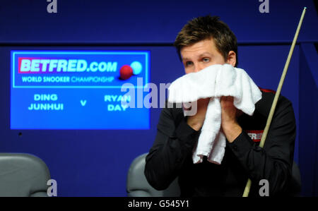 Le jour de Ryan au pays de Galles essuie son visage avec sa serviette lors de son match contre le Ding Junhui en Chine lors des championnats du monde de snooker Betfred.com au Crucible Theatre, Sheffield. APPUYEZ SUR ASSOCIATION photo. Date de la photo: Mercredi 25 avril 2012. Voir PA Story SNOOKER World. Le crédit photo devrait se lire comme suit : Andrew Matthews/PA Wire Banque D'Images