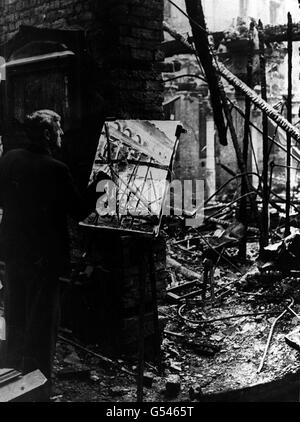 UN ARTISTE PEINT DES DÉGÂTS: Un artiste peint dans les ruines du Temple de la ville, nr Fleet Street, Londres, après qu'il a été détruit lors d'un attentat à la bombe par la Luftwaffe en 1941. Consacré en 1185, il a été construit pour servir les Templiers, fondés pour protéger les pèlerins de la Terre Sainte. Photo de la collection PA de la Seconde Guerre mondiale. Banque D'Images