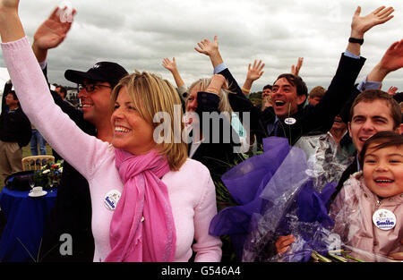 Foules célébrant l'atterrissage en toute sécurité de la grand-mère Jennifer Murray, 60 ans, de Hemington, Frome, Somerset, qui est devenue la première femme à voler en solo autour du monde dans un hélicoptère. * avec Colin Bodill, 49 ans, de Nottingham, elle débarqua en toute sécurité à l'aérodrome de Brooklands à Weybridge, Surrey, après une aventure épique de 100 jours et de 21,750 miles. Colin est devenu la première personne à faire le tour du monde en solo dans un avion microléger. Banque D'Images