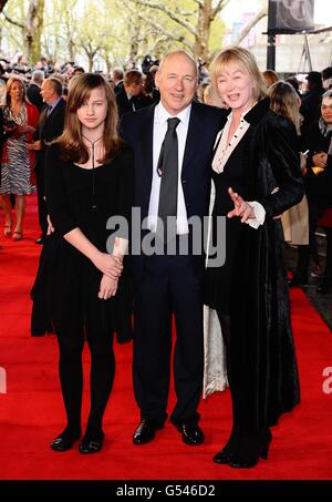 Mark Knopfler avec sa femme Kitty et sa fille Isabella arrivant pour la première britannique des chats africains au BFI Southbank, Belvedere Road, Londres. Banque D'Images