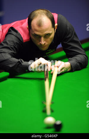 Joe Perry en Angleterre contre Stephen Maguire en Écosse lors des championnats du monde de snooker Betfred.com au Crucible Theatre, Sheffield. Banque D'Images