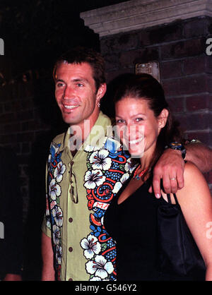 L'ancien joueur de tennis australien Pat Cash et sa femme Emily arrivent à Air Studios, à Hampstead, Londres, pour une session d'enregistrement hommage à John Lennon Banque D'Images