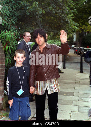 Le guitariste Johnny Marr arrive à Air Studios, à Hampstead, Londres, pour une session d'enregistrement hommage à John Lennon. Banque D'Images