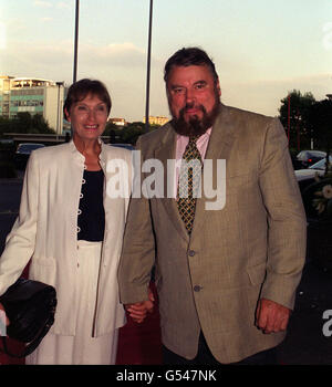 L'acteur Brian Blessed arrivant au Centre de télévision de la BBC à l'ouest de Londres, pour l'enregistrement de la nuit de 1000 spectacles, une célébration du 40ème anniversaire du Centre de télévision. Banque D'Images