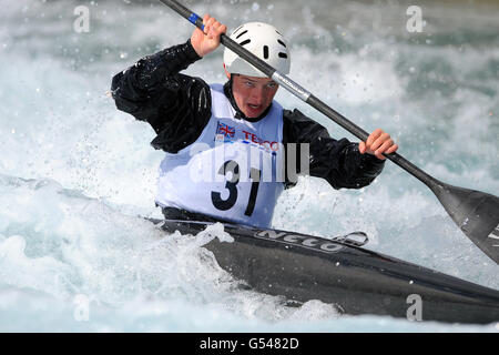 Canoë - essais de sélection de Tesco Canoe Slalom 2012 - troisième jour - Lee Valley White Water Centre. Zachary Franklin, Shepperton Slalom Canoe Club Banque D'Images