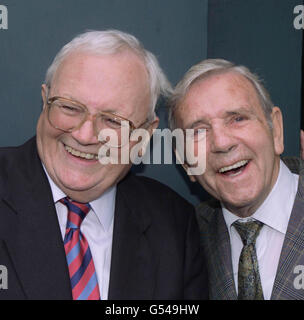 Sir Harry Secombe, membre de Goon, et Sir Norman Wisdom, à l'extérieur du Palais Camden, dans le nord de Londres, où Comic Heritage a dévoilé une plaque bleue en l'honneur des goons anarchiques des années 1950, Secombe, Peter Sellars et Spike Milligan.* plusieurs des spectacles de Goon ont été enregistrés sur le site, y compris le dernier spectacle de Goon de tous le 30 1972 avril.11/4/2001: La légende de la comédie Sir Harry est décédée mercredi 11 avril 2001, a déclaré sa fille Jenny Secombe. Banque D'Images