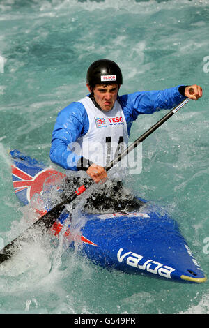 Thomas Quinn, en Grande-Bretagne, en action lors de l'événement de canoë individuel pour hommes, le premier jour des essais de sélection de Tesco Canoe Slalom 2012 au Lee Valley White Water Centre, Waltham Cross. Banque D'Images