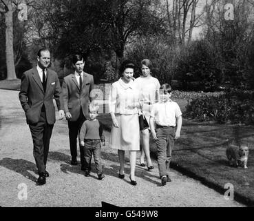 La famille royale dans le domaine de la maison Frogmore, Windsor. De gauche à droite : le duc d'Édimbourg, le prince Charles, le prince Edward, la reine Elizabeth II, la princesse Anne, Et le Prince Andrew. Banque D'Images