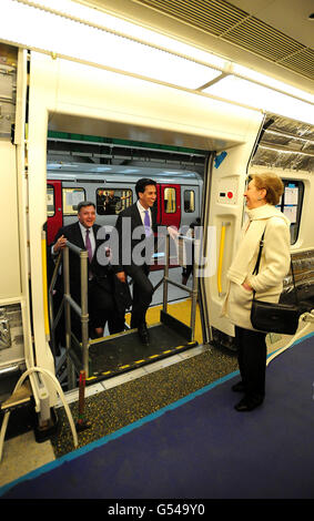 Ed Miliband, chef du Parti travailliste, avec Margaret Beckett, députée de Derby South et Ed Balls, chancelier de l'ombre, lors d'une visite à l'usine Bombardier de Derby, alors qu'ils poursuivent leur visite dans les Midlands. Banque D'Images