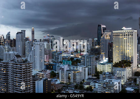 L'horizon de Bangkok avec des nuages de mousson Banque D'Images