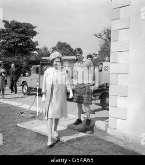 La reine Elizabeth II, à l'école Gordonstoun, ouvre le nouveau centre sportif.Derrière la Reine se trouve le prince Charles, le chef-garçon de l'école. Banque D'Images