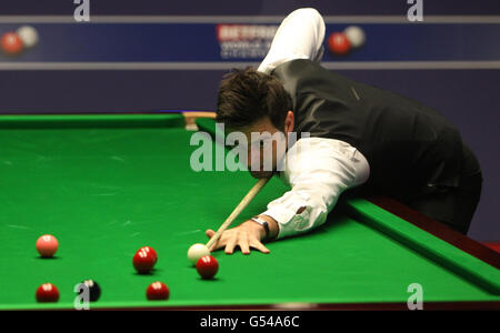 Ronnie O'Sullivan d'Angleterre pendant son match avec Neil Robertson d'Australie pendant les Championnats du monde de snooker Betfred.com au Crucible Theatre, Sheffield. Banque D'Images