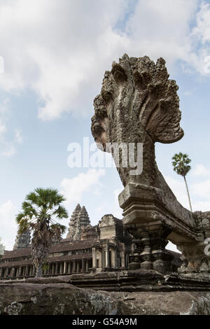 Tête de Naga géant au temple d'Angkor Wat Banque D'Images