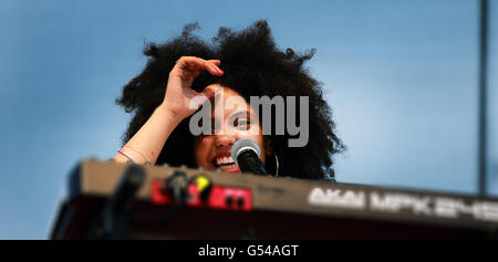 Lisa Kainde Diaz, chanteuse de jazz du duo 'live' Ibeyi à Le Nice Jazz Festival Banque D'Images