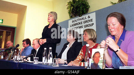 Strictement pour l'usage éditorial dans le contexte le contexte de l'histoire, l'usage nosatorique ou humoristique. Mme Louise Christian, debout, les représentants du groupe des avocats Southall et Ladbroke Grove (SLGSG). *.... lors d'une conférence de presse à Londres appelant à l'introduction urgente de mesures de sécurité pour prévenir les futures tragédies ferroviaires en exigeant l'installation de systèmes de protection automatique des trains (ATPS), largement utilisés dans toute l'Europe. Avec elle de gauche, Alan Pearson de Londres et Tony KNOX, deux survivants de l'accident ferroviaire de Paddington, un Robin Kolow du Nord Banque D'Images