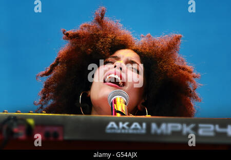 Lisa Kainde Diaz, chanteuse de jazz du duo 'live' Ibeyi à Le Nice Jazz Festival Banque D'Images