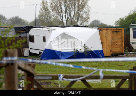 Une vue générale de la scène à Yalding, dans le Kent, après la découverte d'un corps de femmes de 54 ans dans le village. Banque D'Images