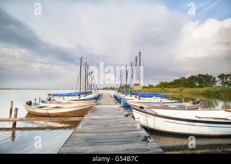 Location par pier sur grand lac, Pays-Bas Banque D'Images