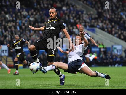 Football - Barclays Premier League - Bolton Wanderers / Tottenham Hotspur - Reebok Stadium.Kevin Davies (à droite) de Bolton Wanderers et Younes Kaboul de Tottenham Hotspur se battent pour le ballon Banque D'Images