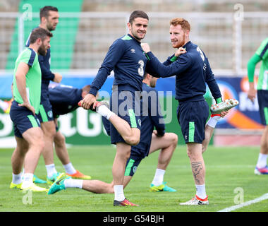 République d'Irlande est Stephen Quinn (à droite) et la République d'Irlande Robbie Brady (à gauche) au cours d'un entraînement au stade de Montbauron, Versailles. Banque D'Images