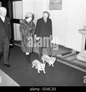 Queen Elizabeth II à la gare de Liverpool Street, Londres Banque D'Images