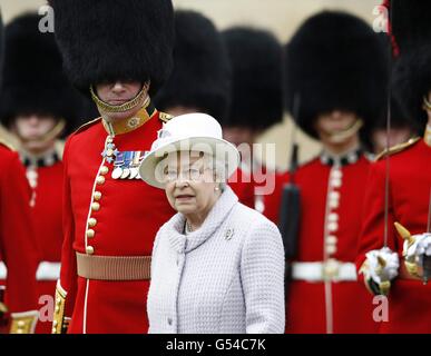 La reine Elizabeth II inspecte les gardes au cours d'une cérémonie pour présenter de nouvelles couleurs au 1er Bataillon et à la Compagnie n° 7 les Coldstream Guards au château de Windsor. Banque D'Images