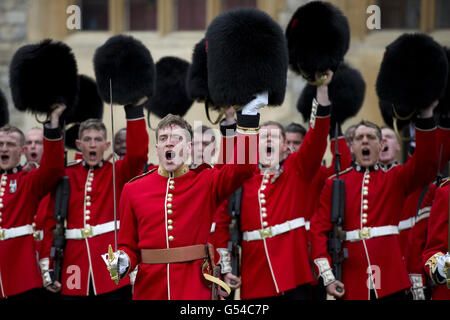 Reine présente des couleurs à Coldstream Guards Banque D'Images