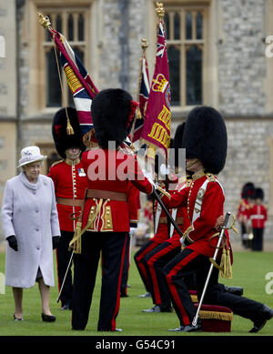 La reine Elizabeth II présente les couleurs au 1er Bataillon et à la compagnie no 7 les Coldstream Guards au château de Windsor. Banque D'Images