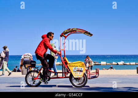 Man riding un pousse-pousse près de la plage. Barcelone, Catalogne, Espagne Banque D'Images