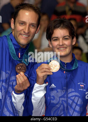 Simon Archer et Joanne Goode, en Grande-Bretagne, célèbrent la victoire de la médaille de bronze dans les doubles de Badminton Mixed aux Jeux Olympiques.Goode et Archer ont battu Michael Sogaard et Rikke Olsen au Danemark pour remporter la médaille. Banque D'Images