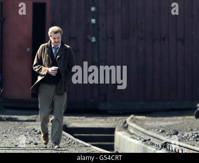 L'homme du chemin de fer filmant.Colin Firth sur la scène du film The Railway Man filmé à la gare de B'oness, en Écosse centrale. Banque D'Images