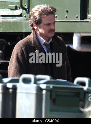 L'homme du chemin de fer filmant.Colin Firth sur la scène du film The Railway Man filmé à la gare de B'oness, en Écosse centrale. Banque D'Images