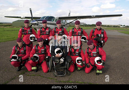 Le double amputé Alastair Hodgson (costume de fléchettes) rejoint l'équipe de l'exposition des Red Devils de l'Armée avant de terminer un saut en chute libre à l'aérodrome de Langer, dans le Nottinghamshire. Hodgson, 29 ans, a perdu les deux jambes lors d'un attentat à la bombe alors qu'il servait en Irlande du Nord. * et devient le premier double amputé de Grande-Bretagne à faire un saut accéléré de parachute en chute libre quand il a sauté 14000ft d'un avion. Banque D'Images