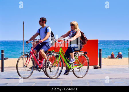 People riding bicycle. Barcelone, Catalogne, Espagne. Banque D'Images