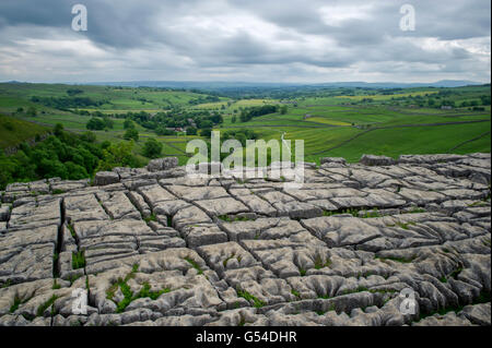 Le lapiez et la vue depuis le haut de Malham Cove dans le North Yorkshire Dales National Park Banque D'Images