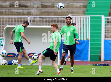 République d'Irlande est Cyrus Christie (à droite) et la République d'Irlande Stephen Quinn (centre) lors d'une session de formation au stade de Montbauron, Versailles. Banque D'Images