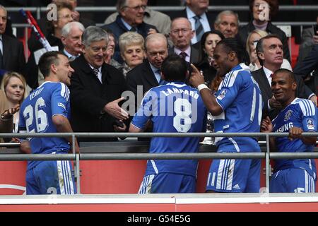 David Bernstein, président du FA (centre gauche) Jimmy Armfield, invité, présente le trophée aux joueurs de Chelsea Après leur victoire sur Liverpool dans la finale de la coupe FA Banque D'Images