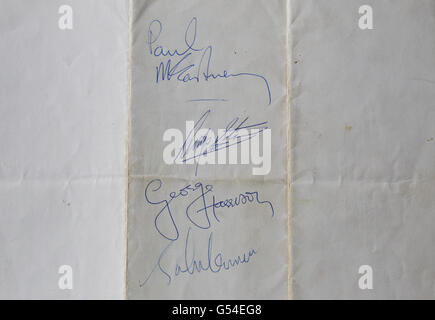 Une lettre, autographiée par les Beatles, à l'Adjudant de classe II James MacDougall demandant sa présence au Palais de Buckingham pour recueillir le MBE le même jour que le groupe a recueilli le leur, exposé à Omega Auctions à Stockport. Banque D'Images