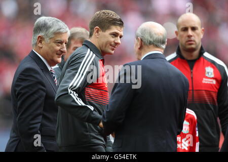 David Bernstein, président du FA (à gauche), accompagné de Steven Gerrard et de Jimmy Armfield de Liverpool, lors de la finale de la coupe FA au stade Wembley, à Londres. Banque D'Images