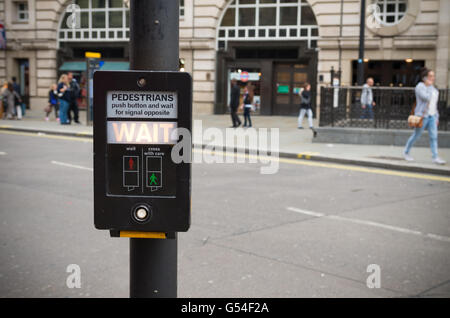 Bouton piétons disant attendre à Londres, Angleterre Banque D'Images