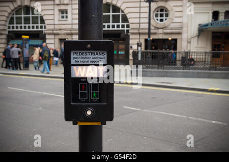 Bouton piétons disant attendre à Londres, Angleterre Banque D'Images