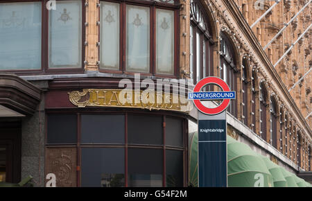 Londres, ANGLETERRE - 19 octobre 2015 : London Underground sign dans le célèbre magasin Harrods dans le quartier Knightsbridge Banque D'Images