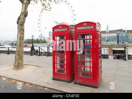 Londres - le 19 octobre 2015 : deux cabines téléphoniques rouges typiquement anglais avec le London Eye en arrière-plan Banque D'Images