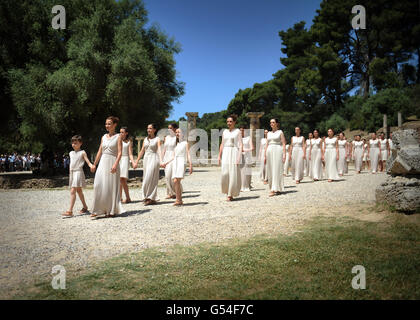 Les gens vêtus des robes de l'ancien grec répètent au Temple de Hera à Olympie, en Grèce, où les Jeux Olympiques anciens ont eu lieu, lors d'une répétition de la cérémonie de la flamme olympique de demain, qui indique au monde que le compte à rebours des Jeux de Londres 2012 a commencé. Banque D'Images