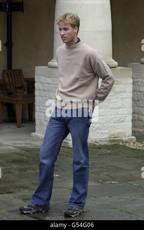 Le prince William, fils aîné du prince de Galles, dans les jardins de la maison de son père à Highgrove, près de Tetbury, dans le Gloucestershire.Il a révélé qu'il se joindra à une expédition en Amérique du Sud lors de la prochaine étape de son année GAP.* passer 10 semaines avec une expédition internationale de Raleigh au Chili.Il se rendra dans certaines des parties les plus éloignées de la Patagonie et travaillera avec 110 autres jeunes volontaires sur des projets environnementaux et communautaires tels que l'amélioration des bâtiments locaux et la construction de passerelles. Banque D'Images